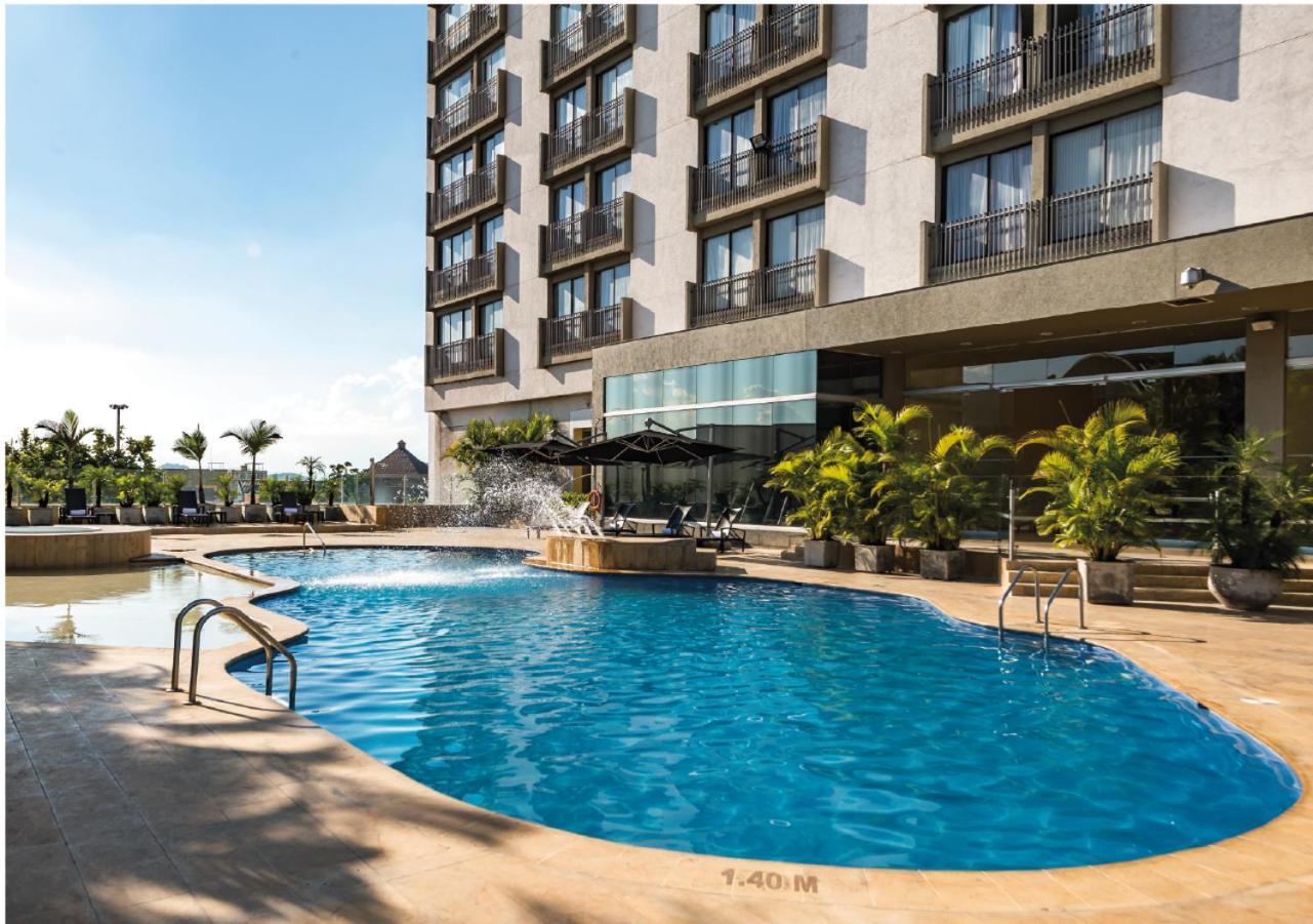 Movich Hotel de Pereira Exterior foto The swimming pool at the hotel
